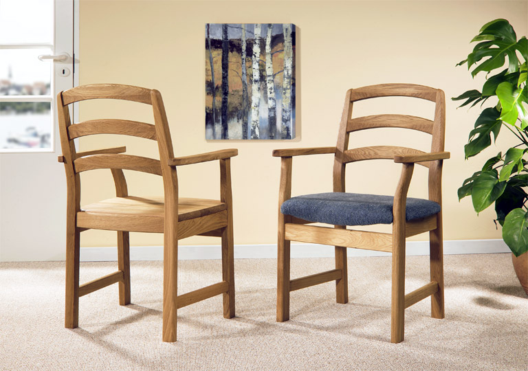 Armlehnstuhl IKAST mit Holzsitz oder Polstersitz